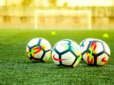 黑白体育直播画面展示 - 一个充满活力的足球比赛直播截图，显示球员在绿茵场上奔跑